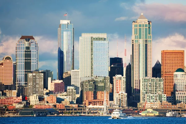 Seattle waterfront downtown view at evening light — 图库照片