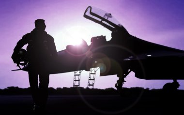 Jet savaşçı uzak bir görevden sonra yürüyüş pilot