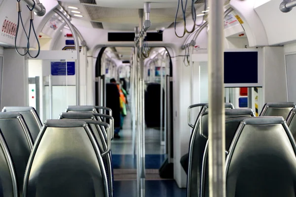 Interior de un tren con asientos vacíos — Foto de Stock