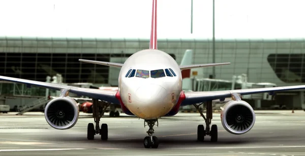 Airplane on runway preparing to take off — Stock Photo, Image