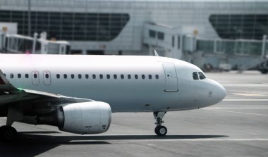 Uçak yere yan görünümden taşıma