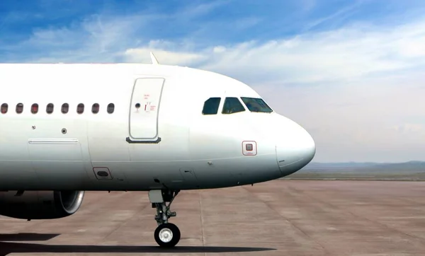 Airplane nose from side view — Stock Photo, Image