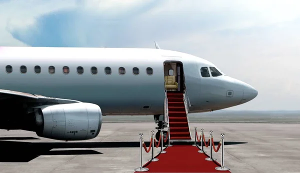 Entrada de salida del avión con alfombra roja — Foto de Stock