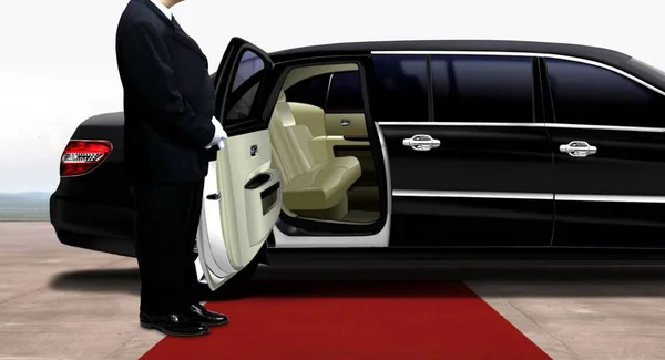 Chauffeur en attente et debout à côté de la limousine noire sur un tapis rouge — Photo