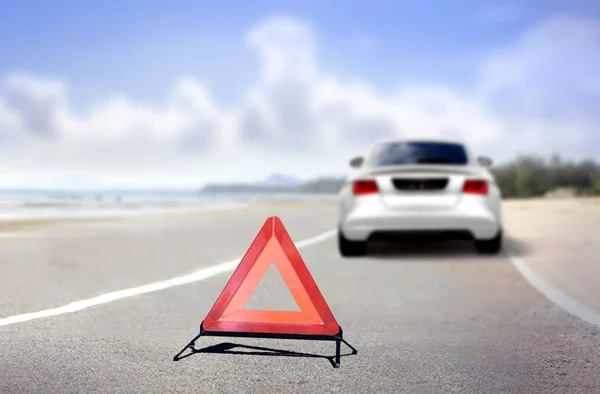 Arrêt de voiture d'urgence au bord de la route — Photo