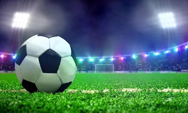 Bola de futebol em campo de estádio com holofotes brilhantes — Fotografia de Stock