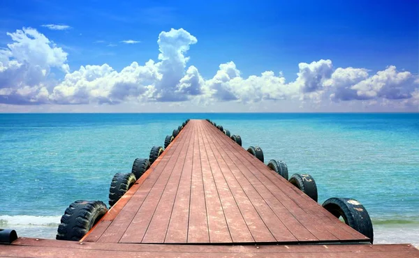 Molo na plaży z pochmurnego nieba niebieski — Zdjęcie stockowe