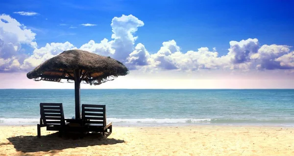 Felhős kék ég trópusi homokos strand székek — Stock Fotó