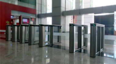 Giriş erişim kapısı tren istasyonunda