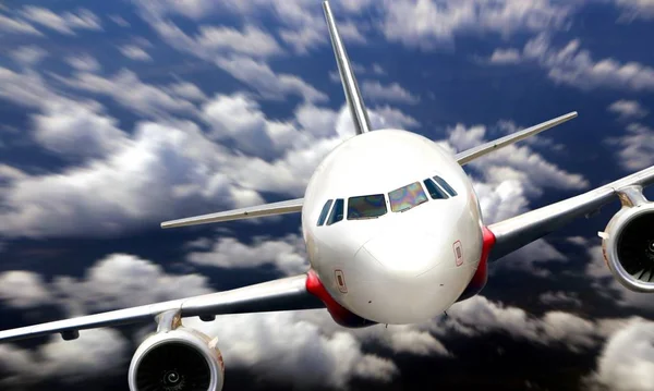 Avión volando desde la nariz —  Fotos de Stock