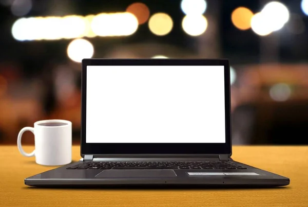 Laptop su un tavolo con caffè in un caffè — Foto Stock