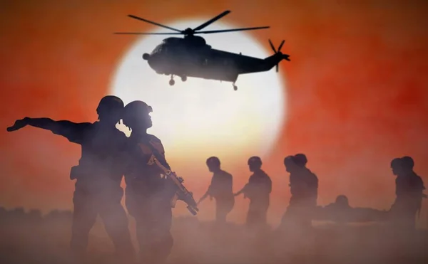 Missão militar de resgate de helicóptero durante o pôr do sol — Fotografia de Stock