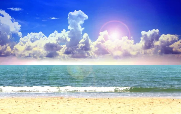 Mar azul abierto y cielo nublado — Foto de Stock