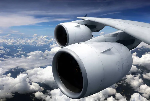 Motor de turbina de avión desde vista a la ventana — Foto de Stock