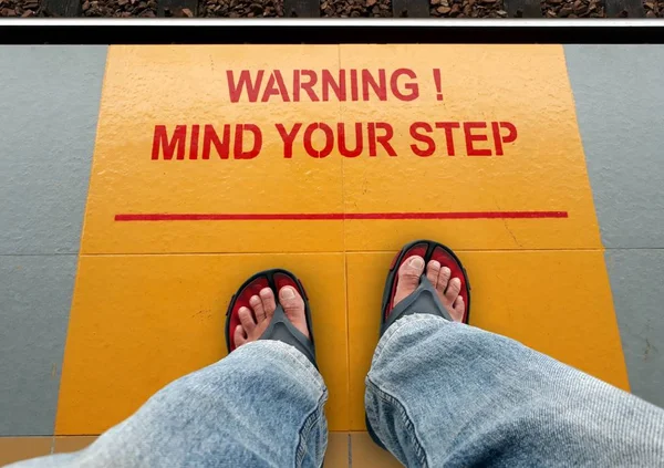 Beachten Sie die Schrittsignale auf einem Bahnsteig mit einem Mann im Stehen — Stockfoto