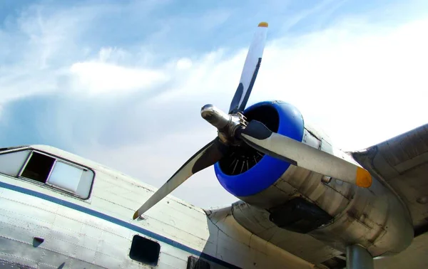 Старий гвинтовий двигун літака проти хмарного блакитного неба — стокове фото