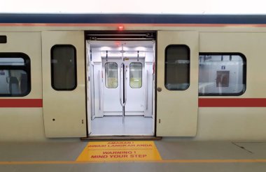 Tren istasyonu platformu açık kapı ile
