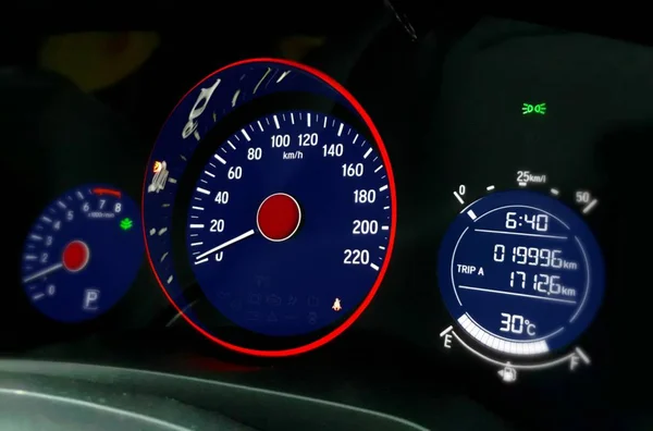 車のスピード メーター コントロール パネルにフォーカスがダッシュ ボード — ストック写真