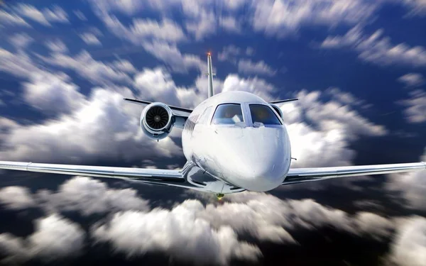 Jato privado voando sob céu azul nublado — Fotografia de Stock