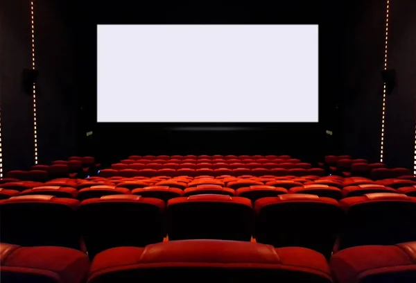 Leere Kinosessel mit leerer weißer Leinwand — Stockfoto