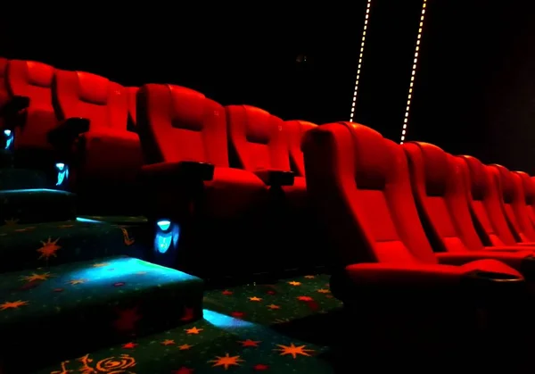 Пустые красные сиденья в кинотеатре — стоковое фото