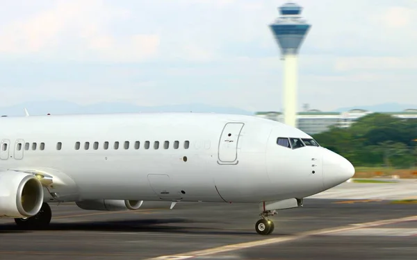 Vliegtuig op baan opstijgen vanaf vliegveld — Stockfoto
