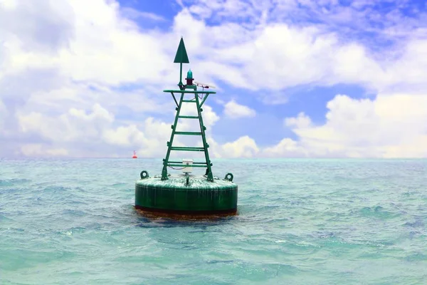 Boya flotante de navegación roja en mar abierto —  Fotos de Stock