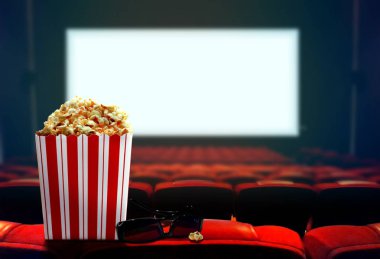 Patlamış mısır ve 3d gözlük ile sinema koltuk