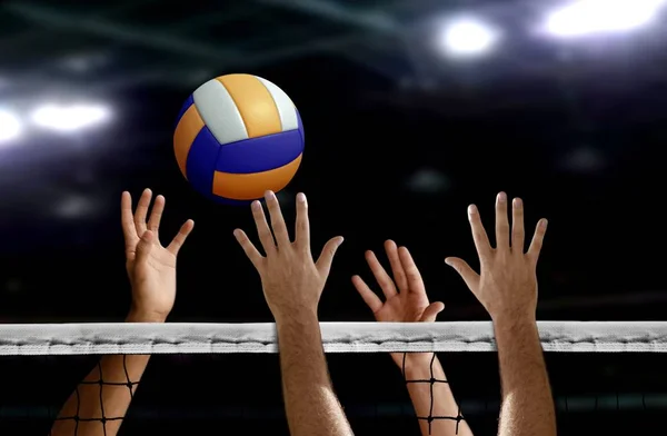 Volleybal spike hand blok tegenover naar de netto- — Stockfoto