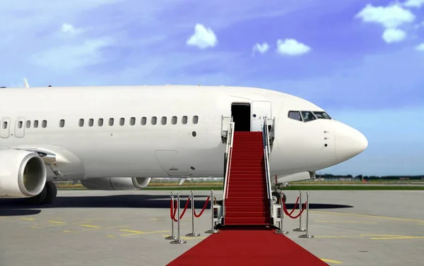 Commercial  airplane with red carpet presentation — Stock Photo, Image