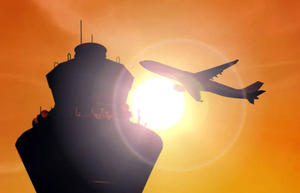 Avião voando perto da torre de controle do aeroporto durante o pôr do sol — Fotografia de Stock