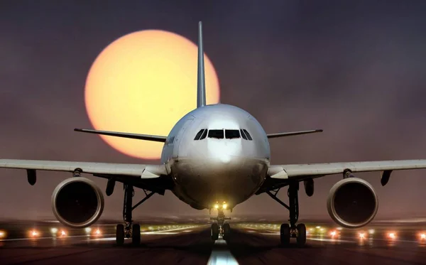 Avião pousando na pista durante o pôr do sol — Fotografia de Stock