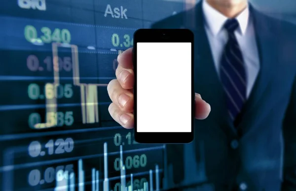 Homem mostrando smartphone com fundo gráfico de ações — Fotografia de Stock