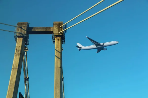 青い空の下で飛んでいる商業飛行機 — ストック写真