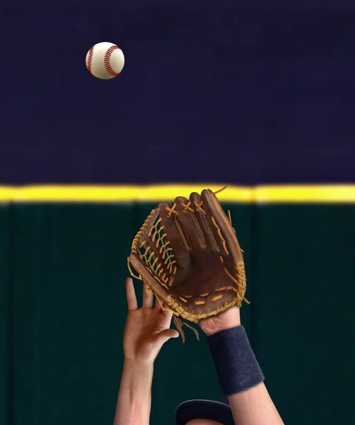 Аутфилдская рука ловит бейсбол — стоковое фото