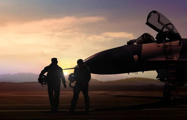 Військовий літак і пілотни на аеродром в силует сцени — стокове фото