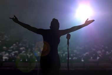 Sahne Alanı'nda bir konser sonrasında selam kadınlar