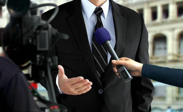 Close-up entrevista de imprensa com um homem de terno preto — Fotografia de Stock