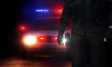 Polis ve devriye arabası siren ışıkları ile