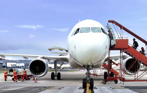 Avión de embarque de pasajeros desde el ángulo de visión frontal — Foto de Stock