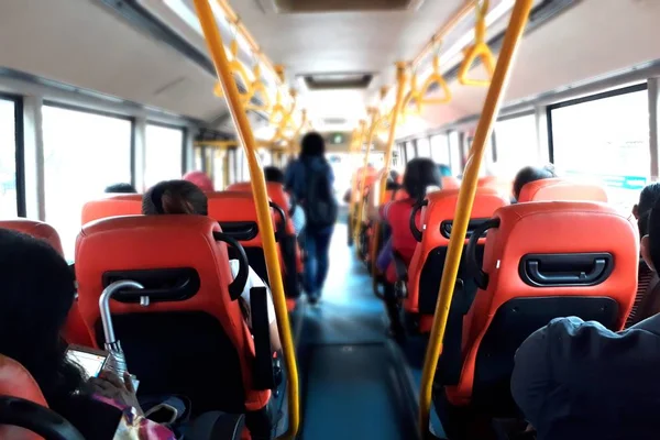 Personas sentadas y de pie dentro del autobús público — Foto de Stock