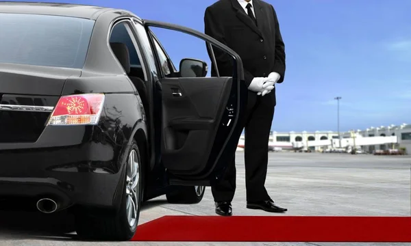 Chauffeur de limousine en attente à l'aéroport — Photo