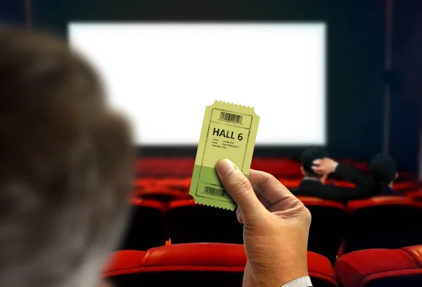 Hombre buscando asientos en el cine — Foto de Stock