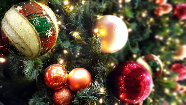 前景に焦点を当てるとクリスマス ツリーの装飾 — ストック写真