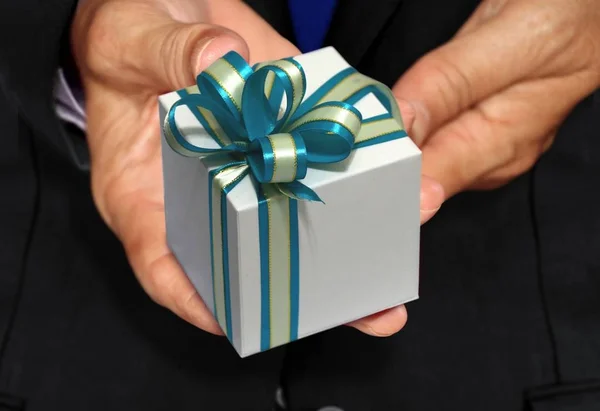 Mão Segurando Caixa Presente Branco Com Fita Azul — Fotografia de Stock