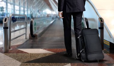 Havaalanında bavul terminal çekerek takım elbiseli adam