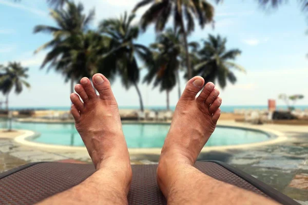スイミング プールでリラックスした男の足 — ストック写真