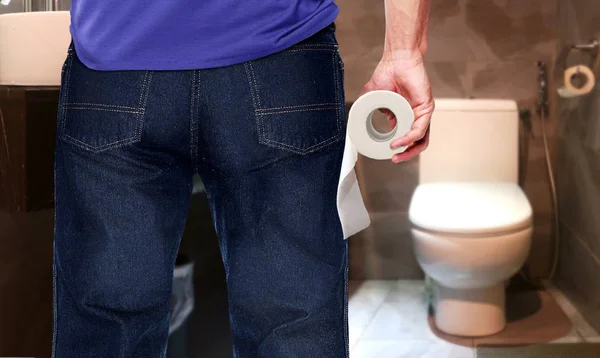 Homem Banheiro Segurando Rolo Papel Tissue — Fotografia de Stock