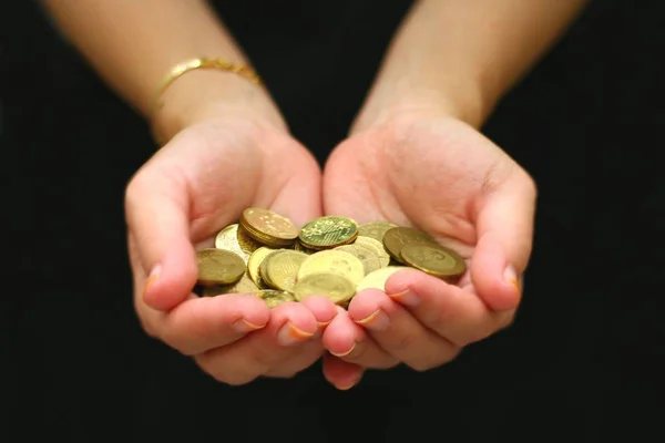 Frauen Mit Einer Handvoll Münzen Der Handfläche — Stockfoto