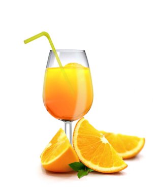 Beyaz arka plan üzerinde turuncu meyve suları